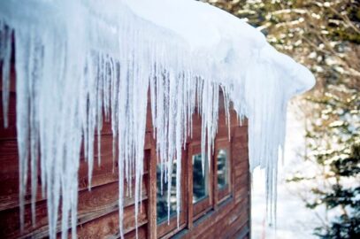 Причины образования наледи и сосулек на крышах зданий и методы их предотвращения